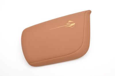 GM Floor Console Lid in Kalahari Leather with Stingray Logo 23296483